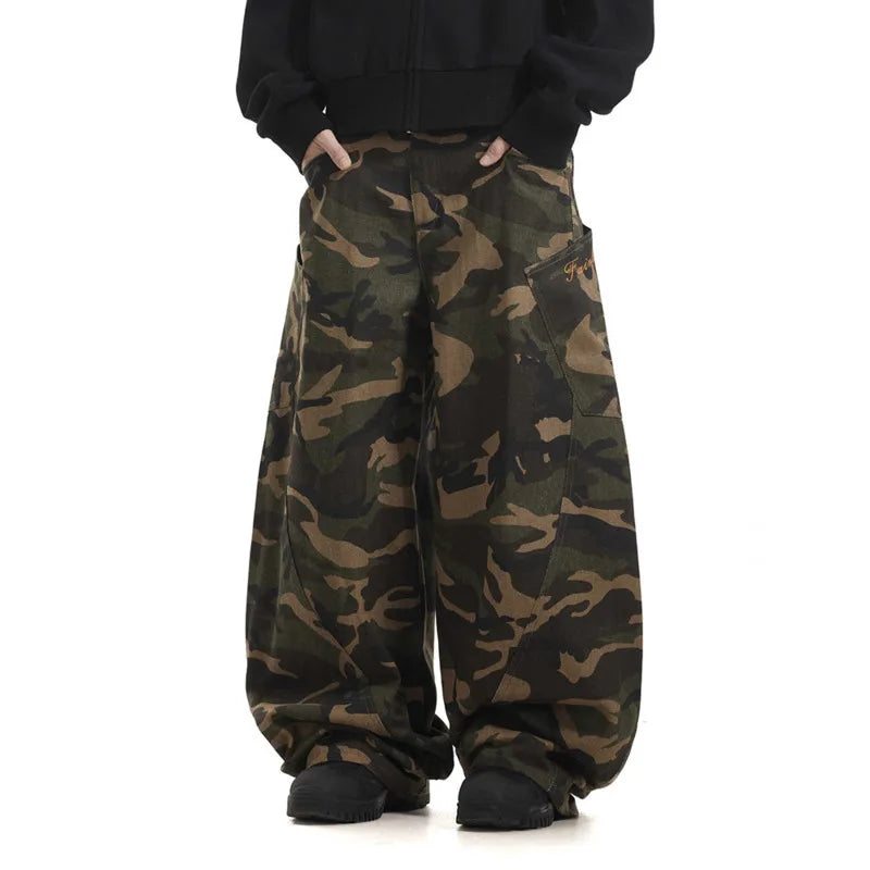 Calça Baggy Camuflada com Bordado