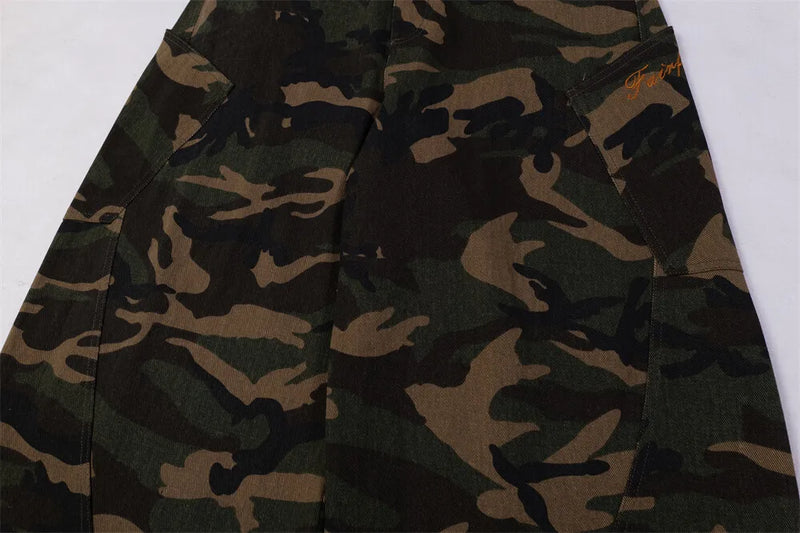 Calça Baggy Camuflada com Bordado