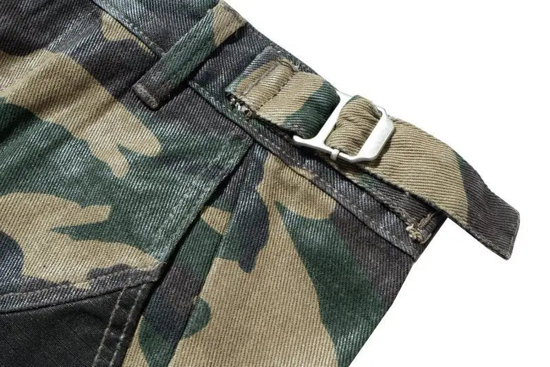 Calça Flare Camuflada com Patchwork e Zíper