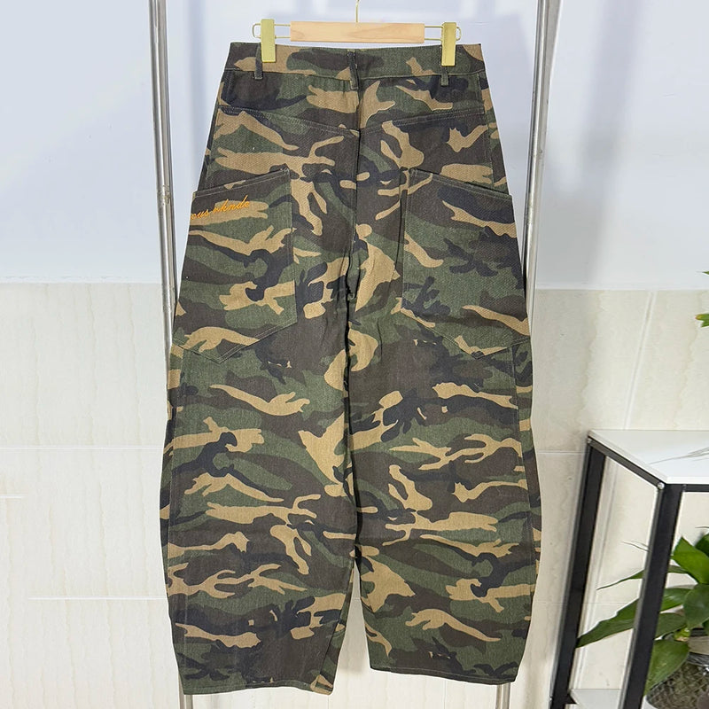 Calça Baggy Camuflada com Bordado