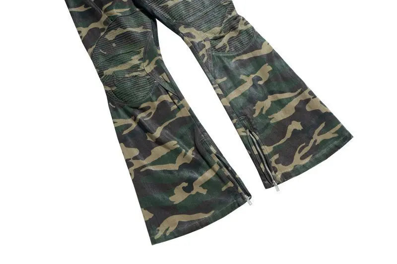 Calça Flare Camuflada com Patchwork e Zíper