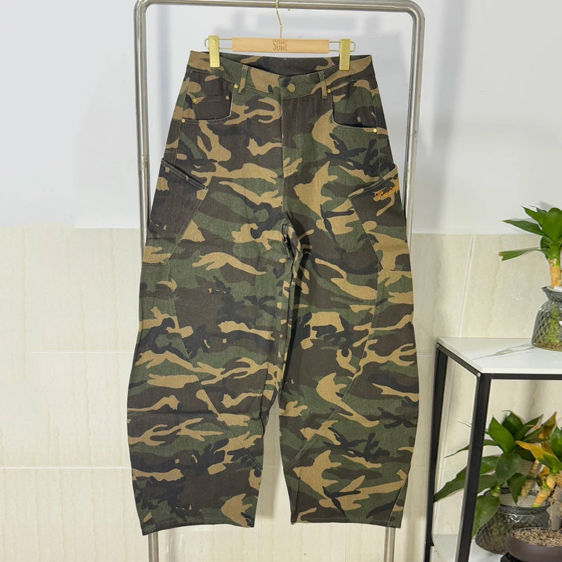 Calça Baggy Camuflada com Bordado