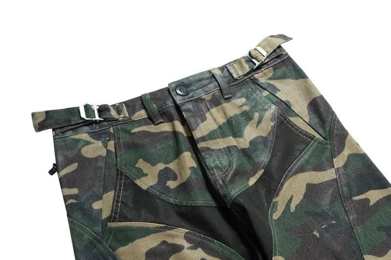 Calça Flare Camuflada com Patchwork e Zíper