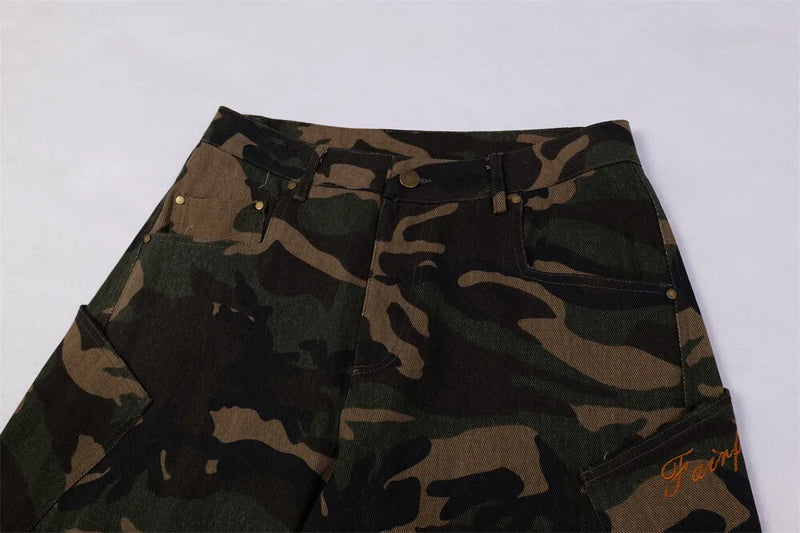 Calça Baggy Camuflada com Bordado