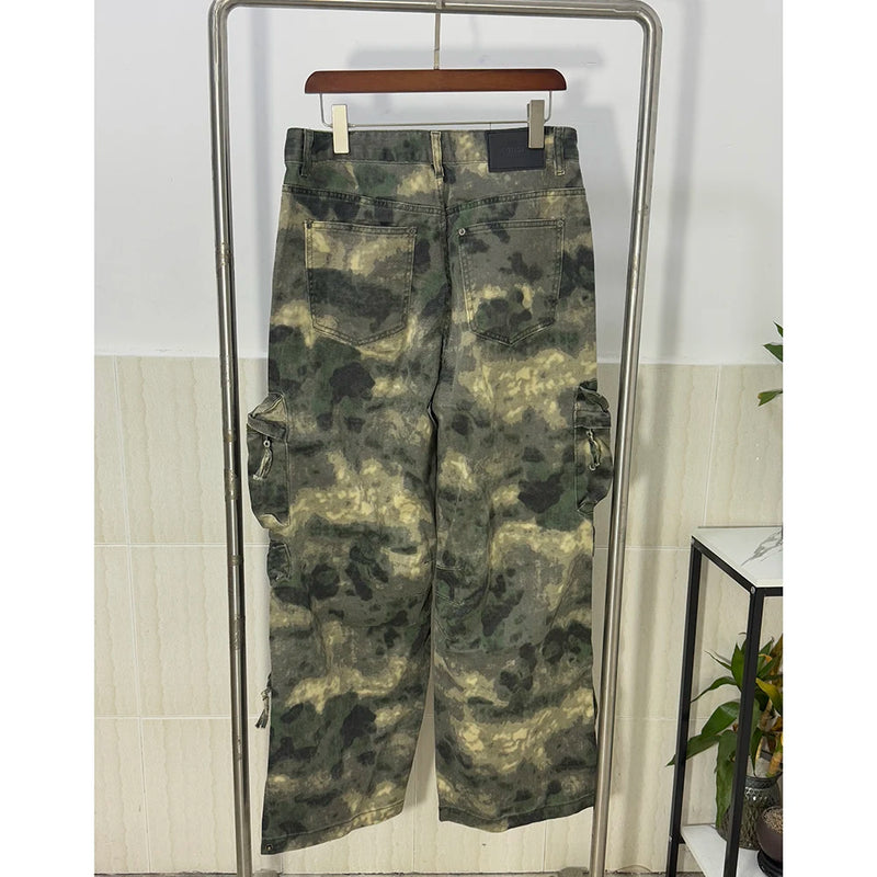 Calça Cargo Camuflada de Corte Amplo