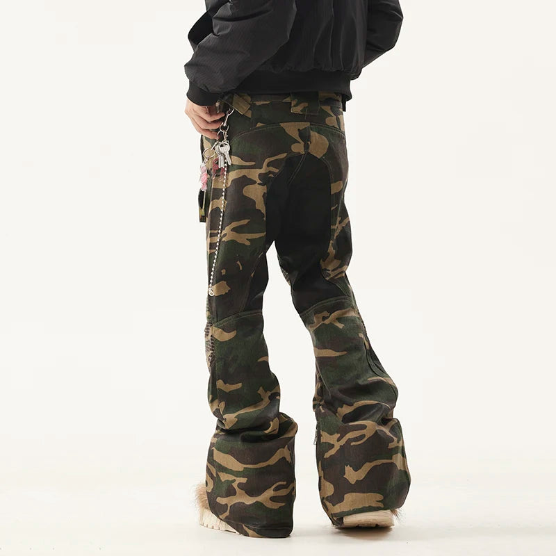 Calça Flare Camuflada com Patchwork e Zíper