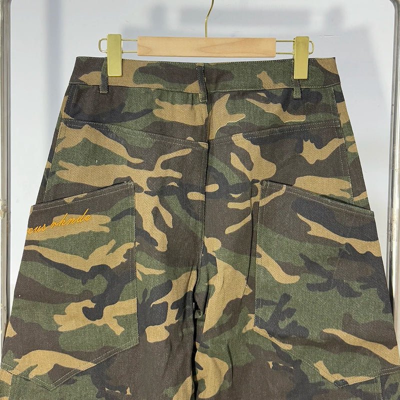 Calça Baggy Camuflada com Bordado