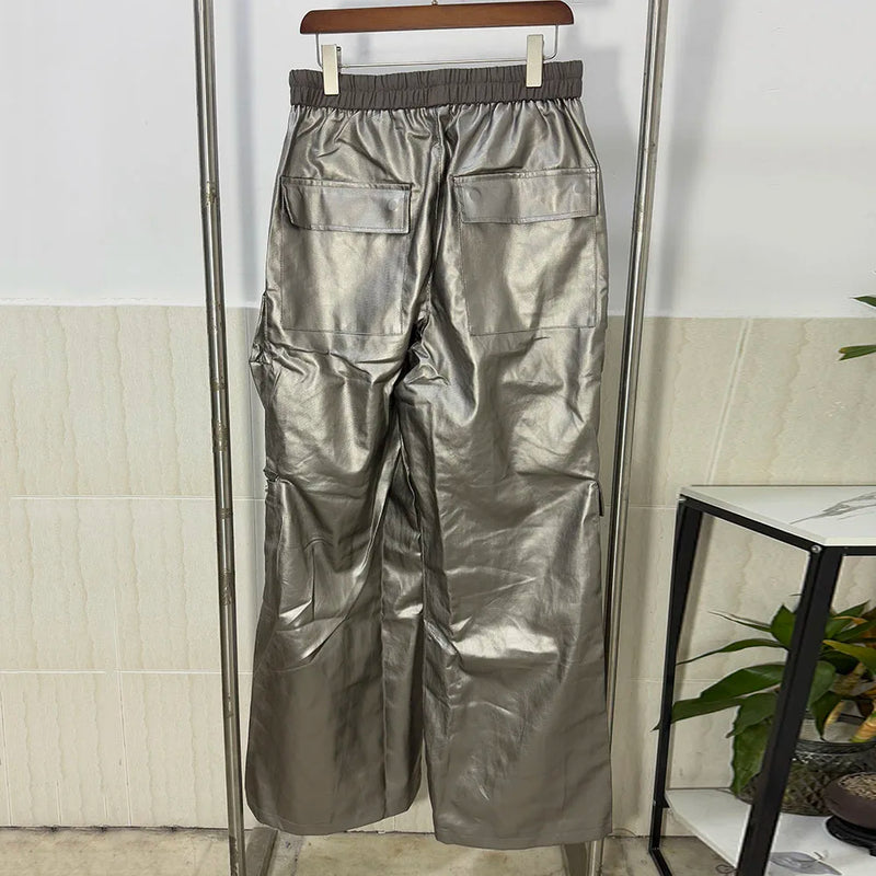 Calça Cargo Prateada Flare com Bolsos e Cordão Ajustável