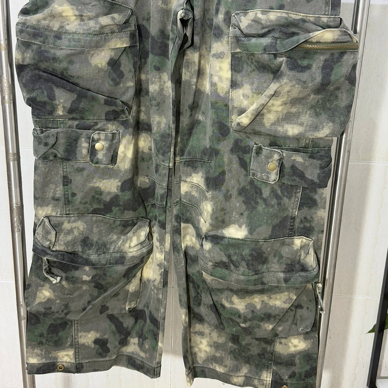 Calça Cargo Camuflada de Corte Amplo